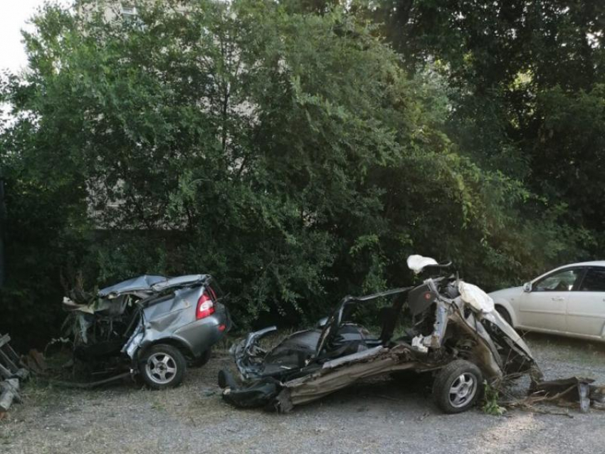 В Таганроге обнаружили в кустах искореженное авто и труп мужчины