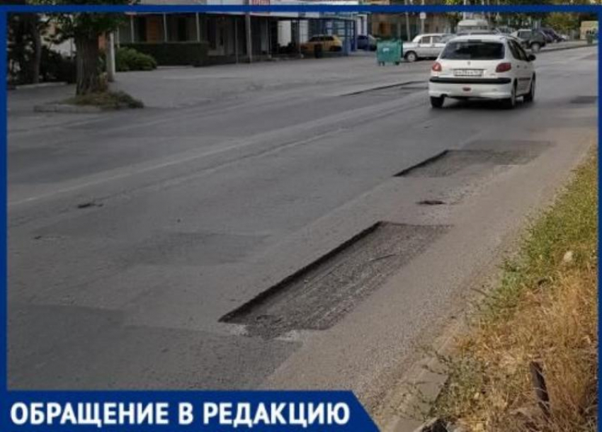 В Таганроге уже месяц латки на дороге поджидают зазевавшихся водителей