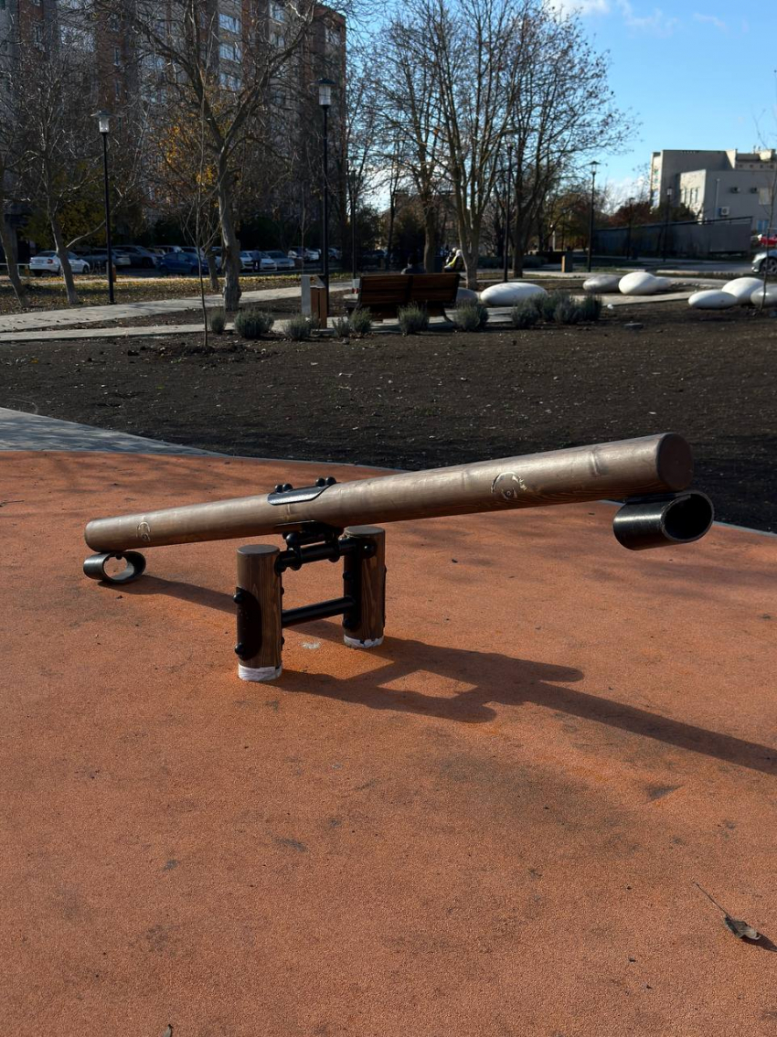 Ещё не сдан, уже разрушен: вандалы испортили сквер в Таганроге