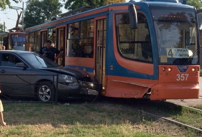 В Таганроге  «Киа» врезалась в трамвай