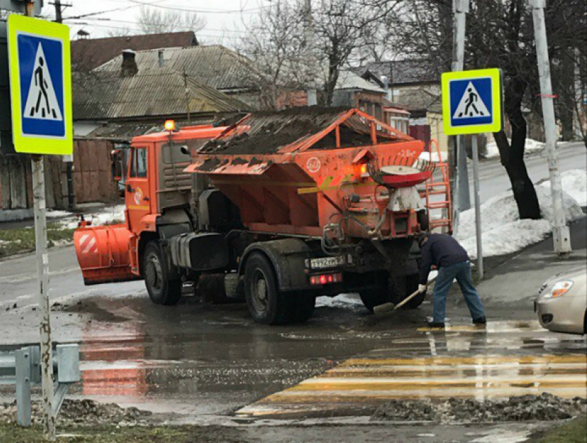 Тема  разбитых и залитых грязью дорог волнует таганрожцев