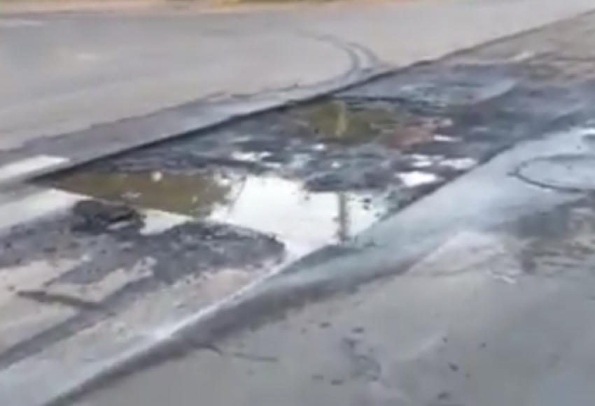 Таганрожец задался вопросом о целесообразности ремонта дорог поверх размытого грунта