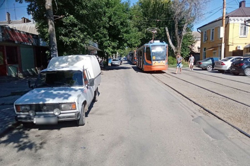 В Таганроге девушка вышла из трамвая и попала под колёса автомобиля