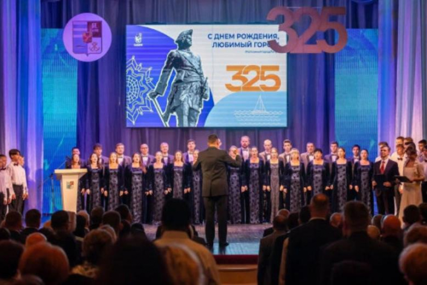 В честь 325-летия города таганрожцам вручены областные награды и премии