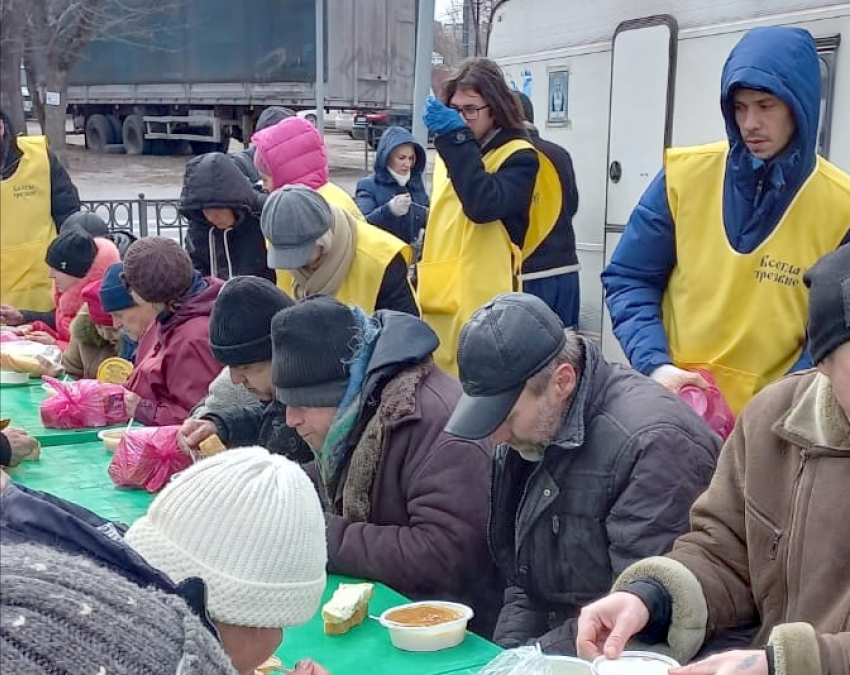 Кто и зачем кормит бездомных в Таганроге? 