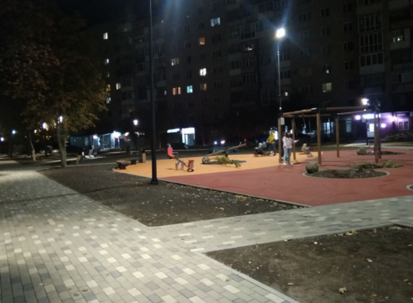 "Халтура!": таганрожцы критикуют новый сквер в СЖМ - что не так