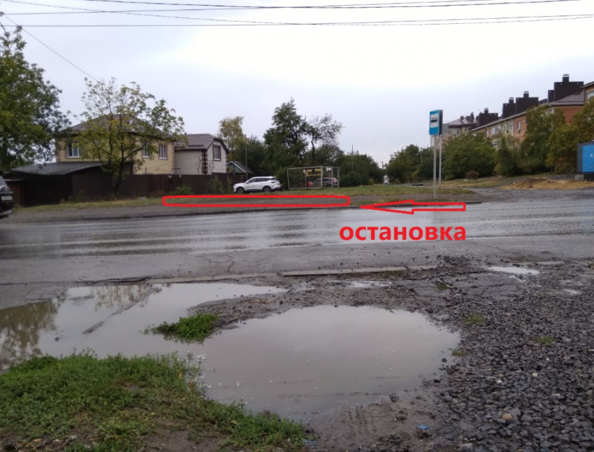 Пока что - с табуреткой и зонтом: ответ властей о необорудованных остановках Таганрога