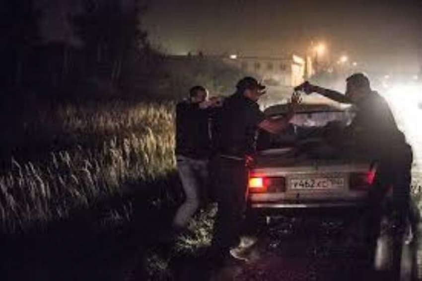 Банду вооруженных таганрожцев, грабивших людей по ночам задержали полицейские 