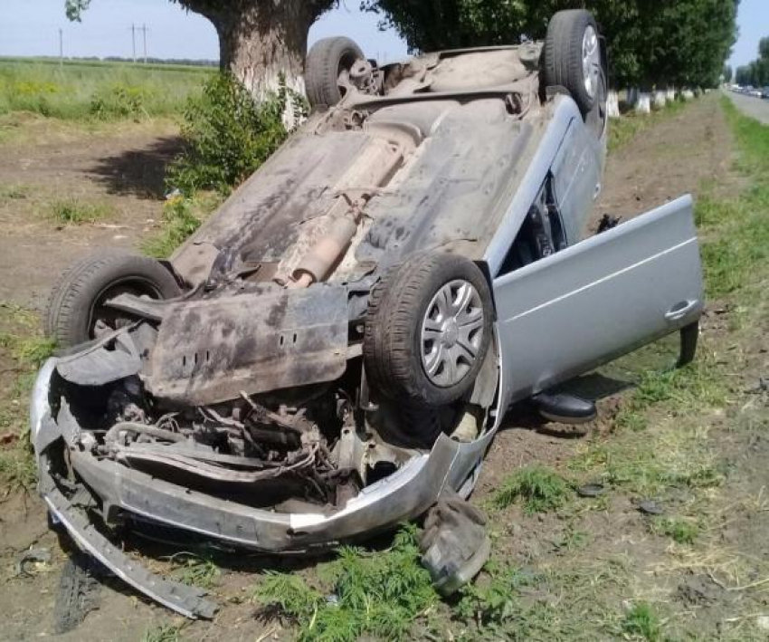 Виновник ДТП бросил искореженный автомобиль и его пассажиров на трассе Ростов-Таганрог 