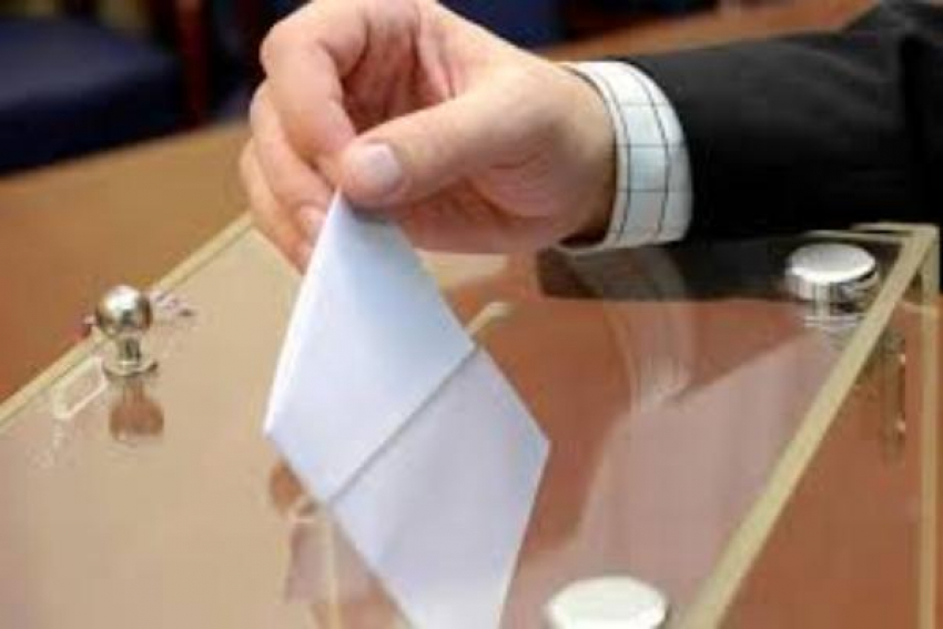 Накануне выборов списки кандидатов в депутаты Таганрога оскудел на две фамилии