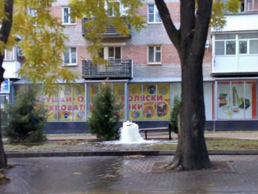 Коммунальный фонтан эффектно забил в Таганроге 