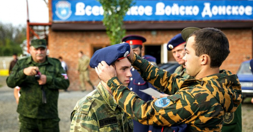 Таганрогские молодые казаки сдали экзамен на пластунский берет