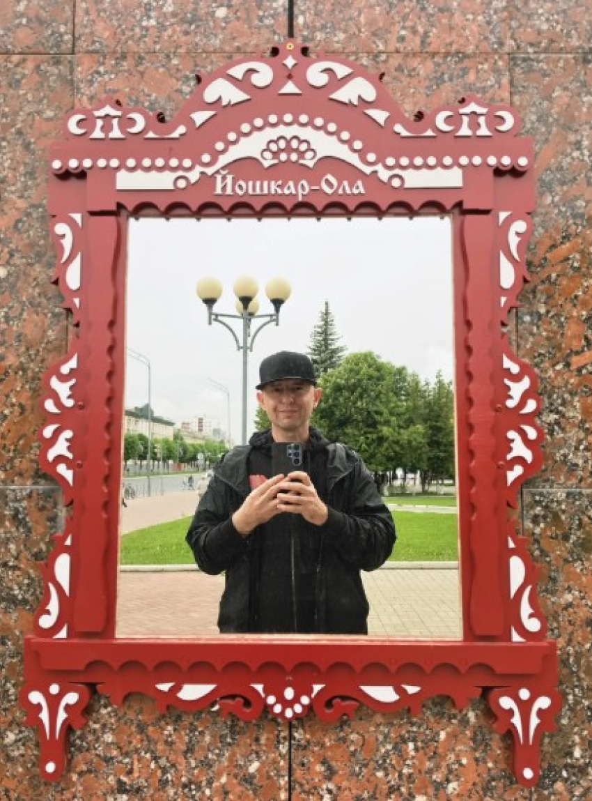 «Выпускники, вас снимает Рома Зверь!»: музыкант поделился фото с прогулки по Йошкар-Оле