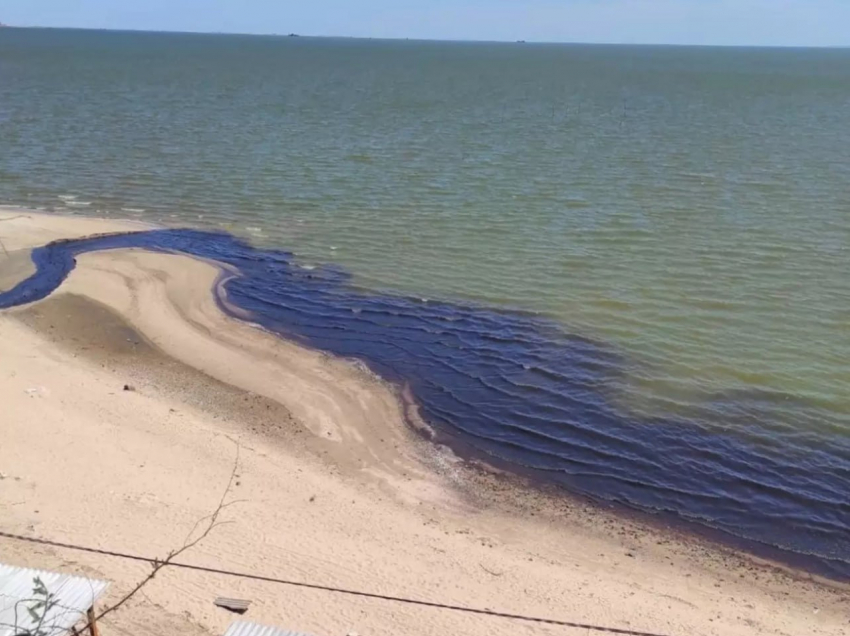 В село Петрушино под Таганрогом местные жители сообщают о загрязнении моря