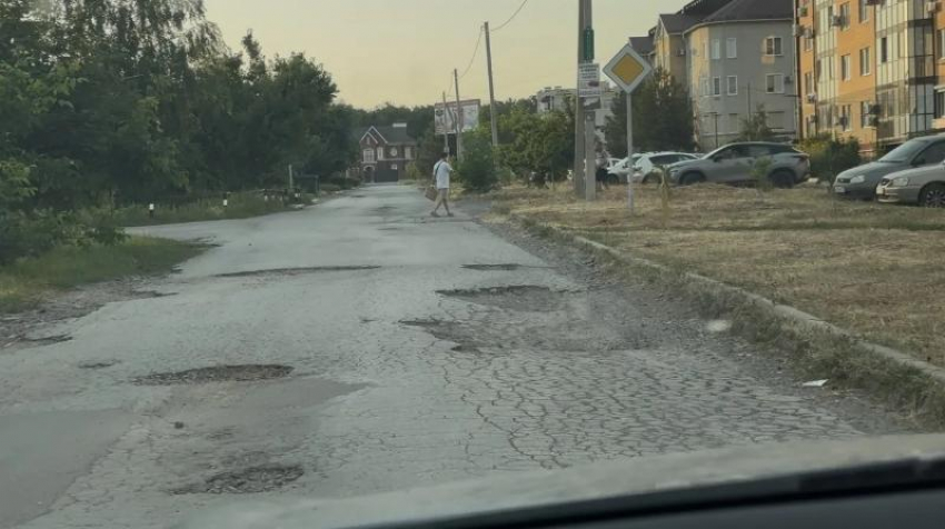 В салон красоты — по кочкам: таганрожец иронизирует над убитой дорогой в ЖК на Северном