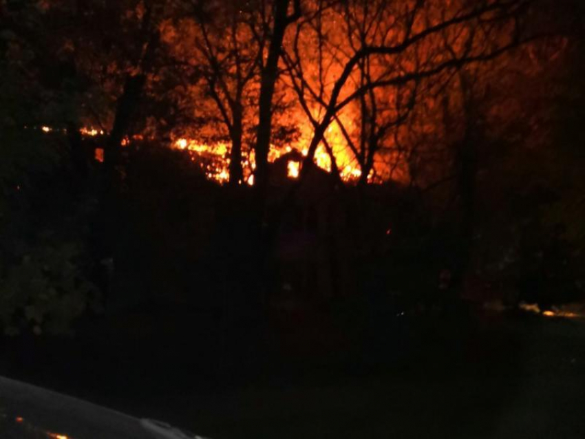За сутки в Таганроге сгорели бесхозный дом, сарай и Мицубиси