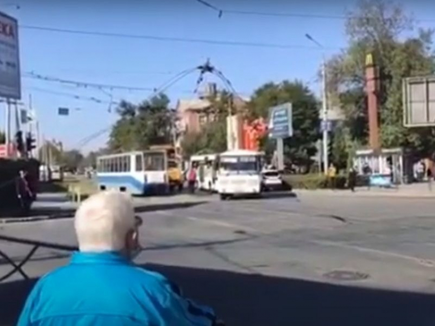 В центре Таганрога оборвало провода электротранспорта