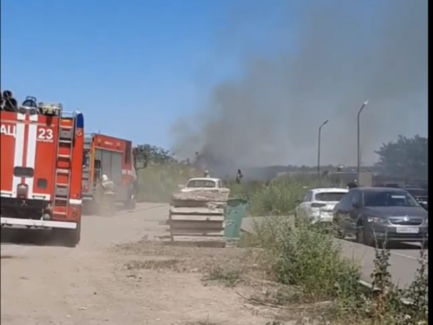 Крупный пожар произошел в Таганроге на ПМК из-за сухой травы