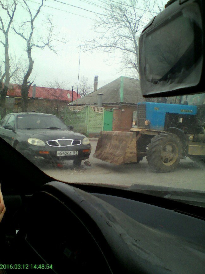 В Таганроге столкнулись трактор и легковушка