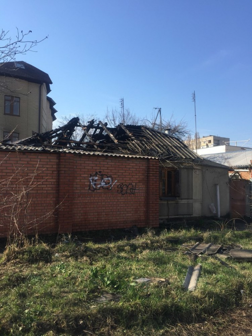В Таганроге сгорел одноэтажный дом и два автомобиля 