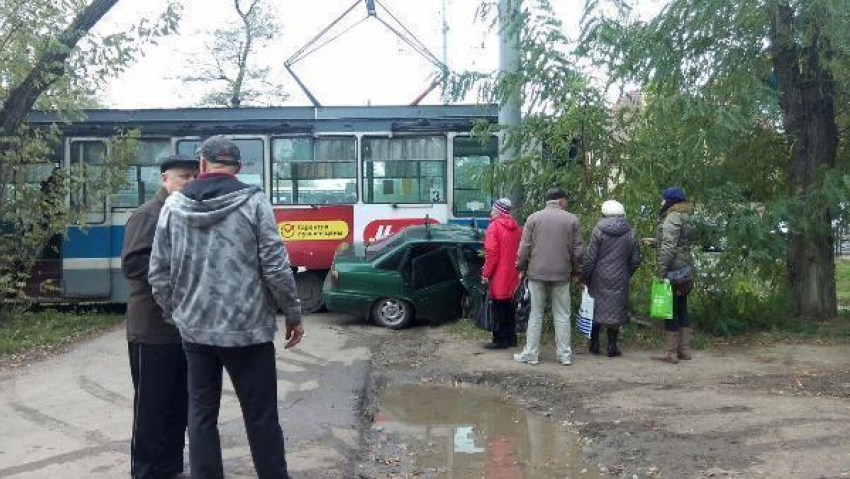 В Таганроге трамвай подмял под себя легковушку