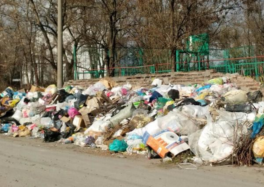 В Таганроге жители микрорайона выносят мусор к храму