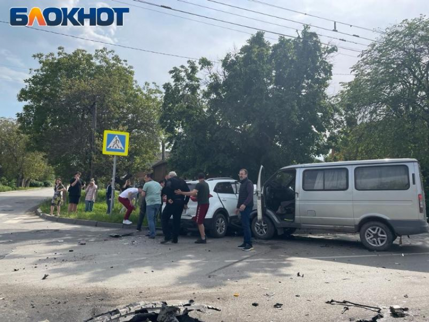 Авария на ул. Чехова в Таганроге: трое пострадавших