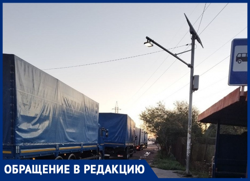 "Едят и опорожняются": в Таганроге дальнобойщики выжили пассажиров с остановки - на шоссе  