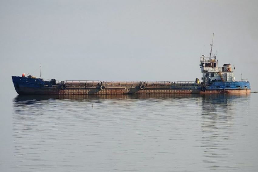 Флот таганрогского порта усилили новой шаландой для поддержания судоходных глубин