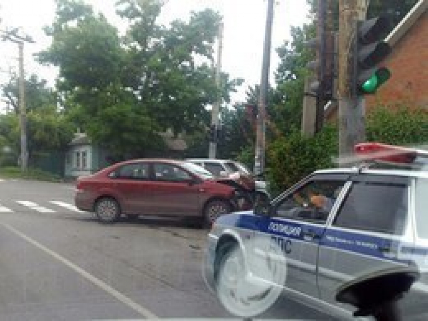 В Таганроге «поцеловались» «Волга» и Volkswagen Polo, есть пострадавшая