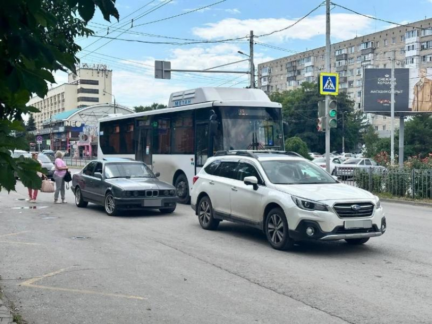 Бензин в Таганроге еле-еле наливают, а очереди из машин блокируют автобусные остановки