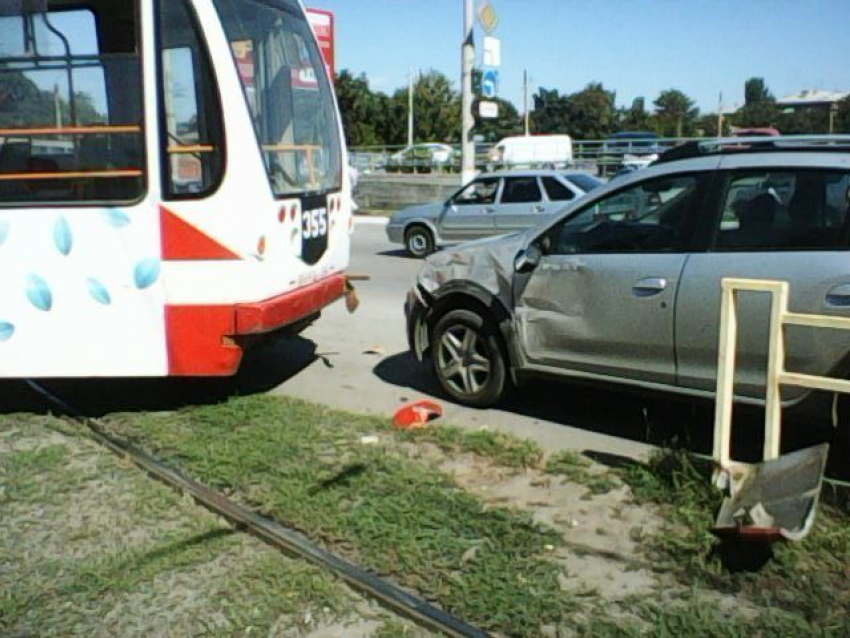 В Таганроге трамвай, сойдя с рельс,  протаранил легковушку