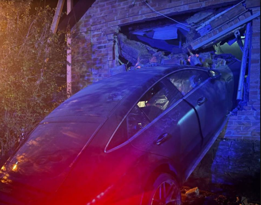 Прямой наводкой: элитный «Мерседес» снёс дом под Таганрогом - появилось видео в Сети