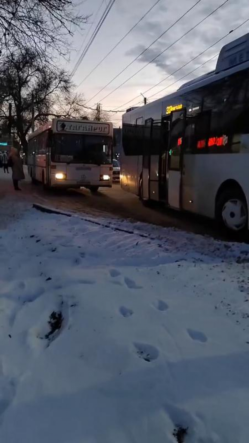 Автобусные разборки в духе лихих девяностых произошли в центре Таганрога