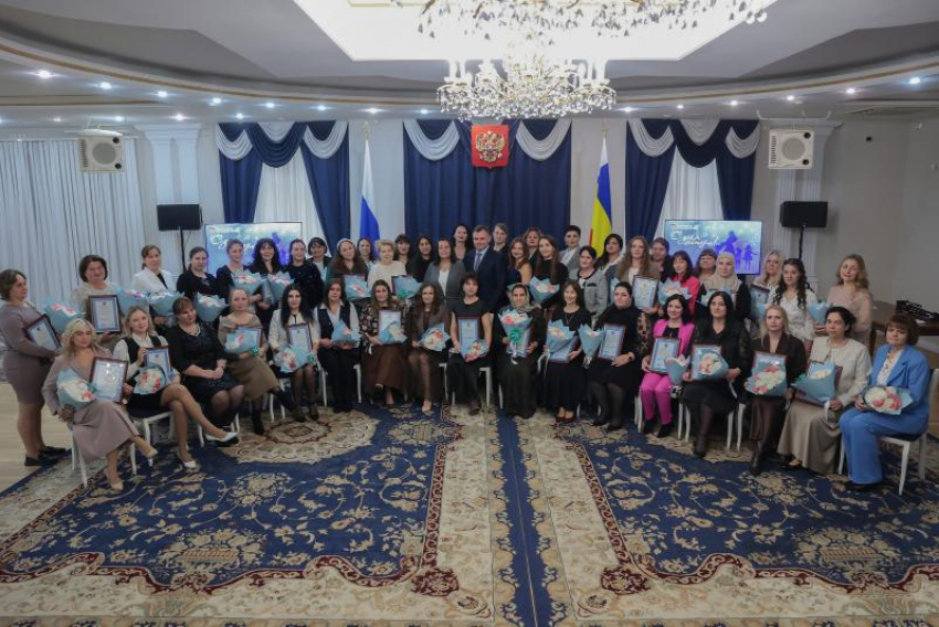 Губернатор наградил многодетных матерей Таганрога и Неклиновского района накануне праздника