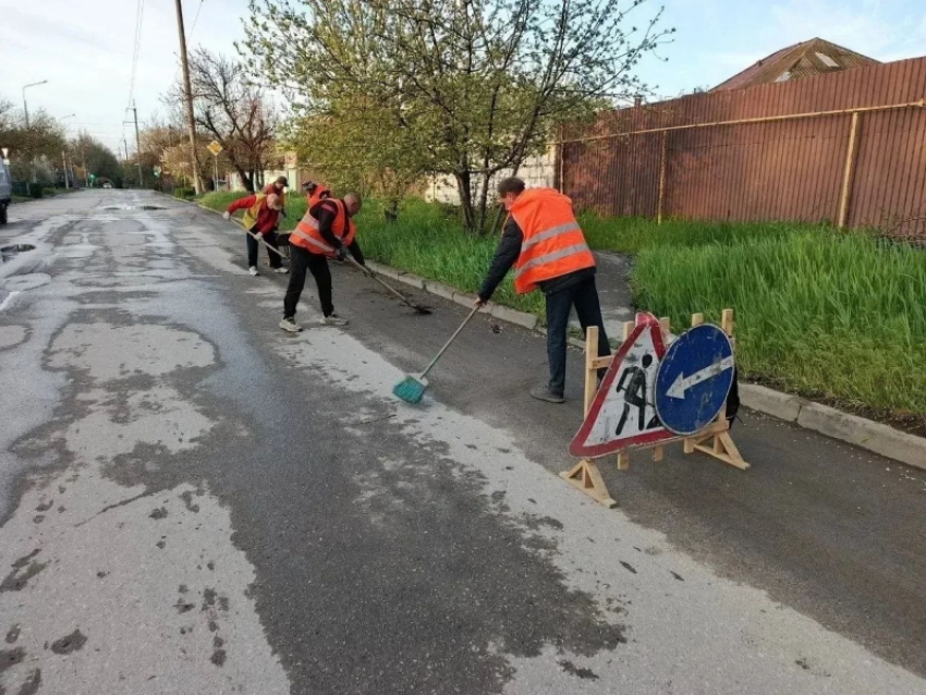 «Не дороги, а лунная поверхность»: таганрожцы отреагировали на сообщения властей об уборке города