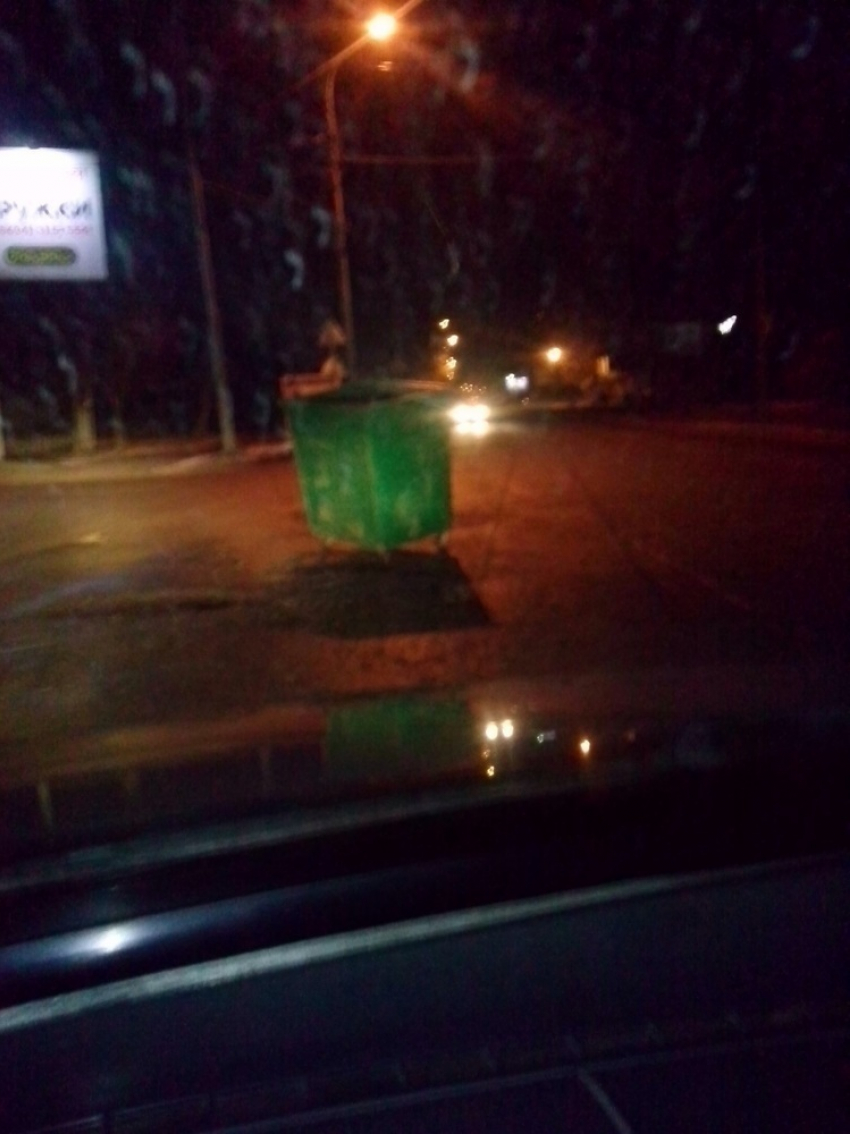 В Таганроге мусорные баки перебегают дорогу в неположенном месте