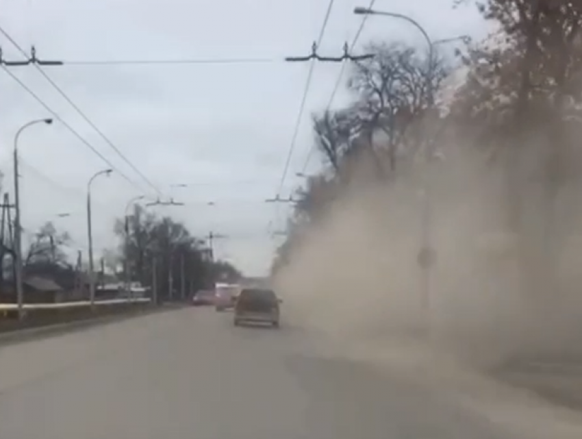 В Таганроге от уборки дорог становится только грязнее