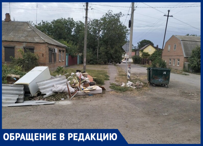 "Крысы в хате завелись": стихийную помойку устроили соседи под окнами таганрожца-инвалида