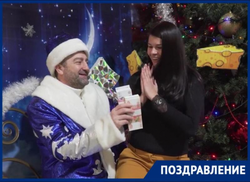 Дед Мороз и директор ТРЦ Арбуз поздравил таганрожцев с Новым Годом
