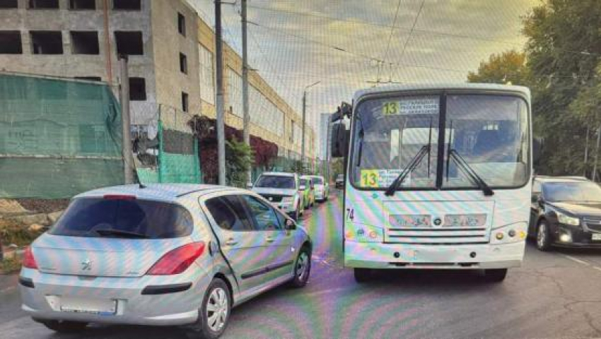 Автомобиль и автобус не поделили дорогу в Таганроге