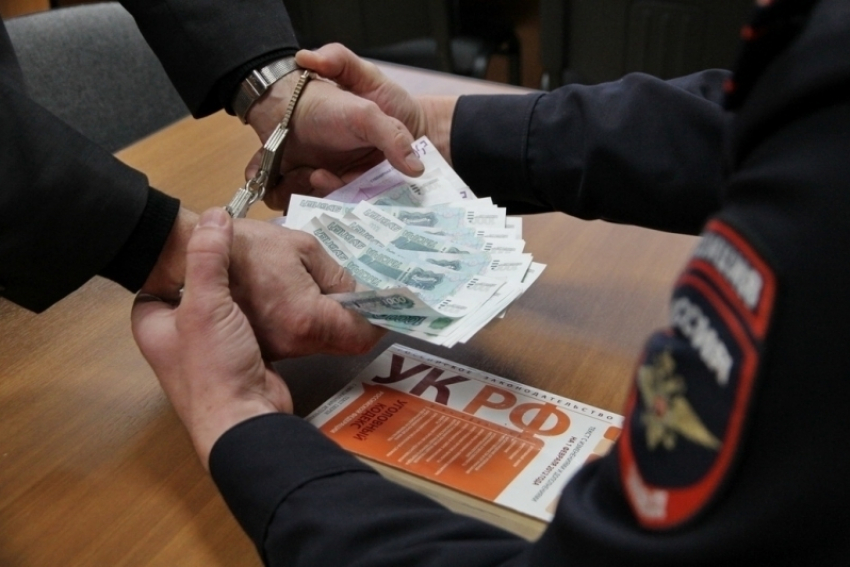 В Таганроге таможенника осудят за взятки на 170 тысяч рублей