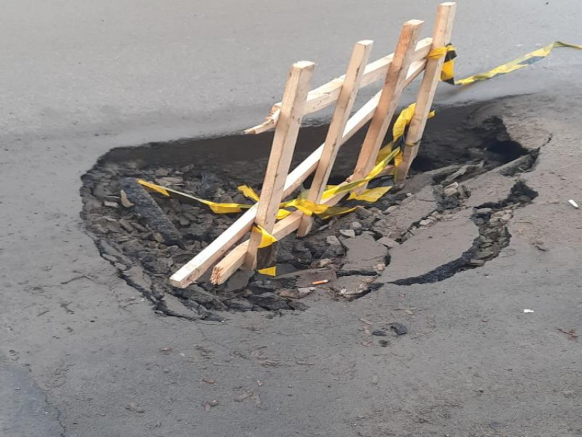 Это провал: асфальт на Петровской уходит под землю