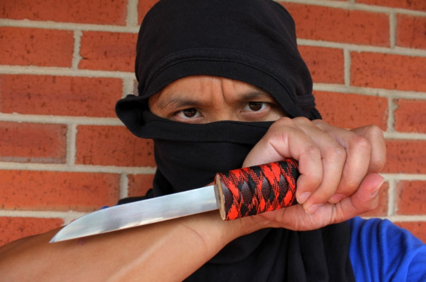 Взрослый мужчина угрожал ножом подростку в Таганроге