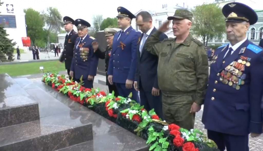 Сквозь сирены и память: в Таганроге возложили цветы к 81-й годовщине Победы