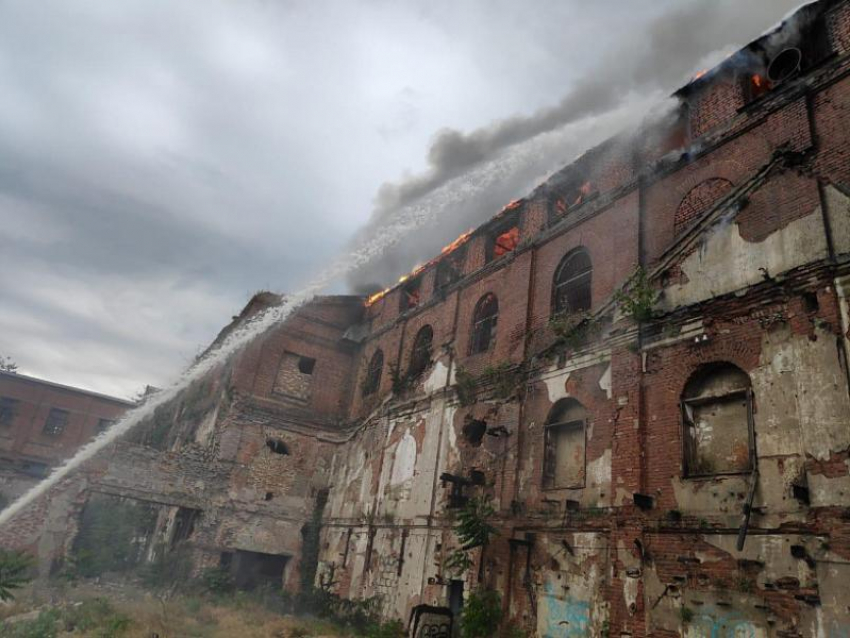 В Таганроге загорелся Кожевенный завод