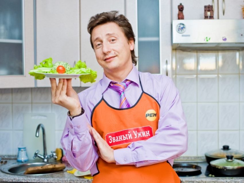 Ведущий шоу «Званый ужин»: три малоизвестных факта об уроженце Таганрога Александре Ковалеве