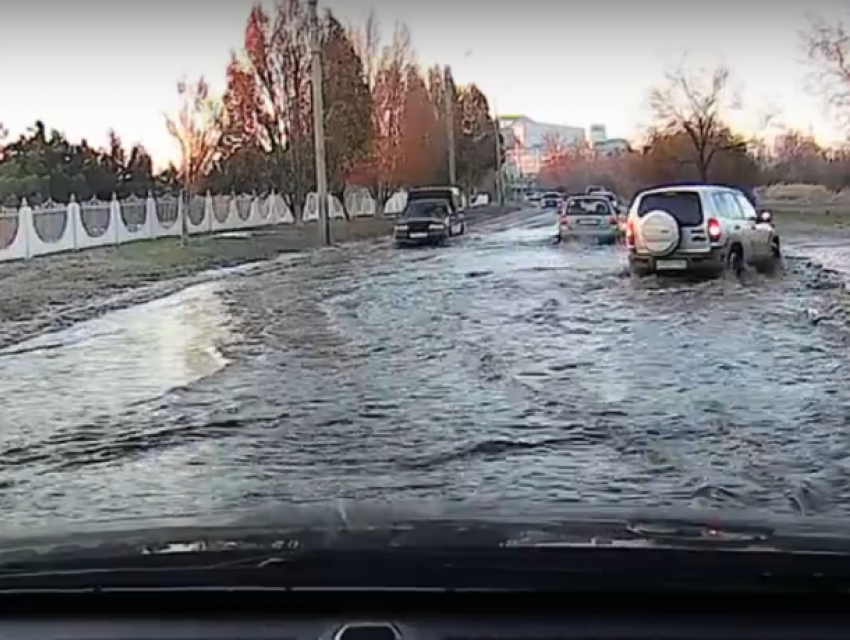 Коммунальщики устроили водные процедуры автомобилям на улицах Таганрога 