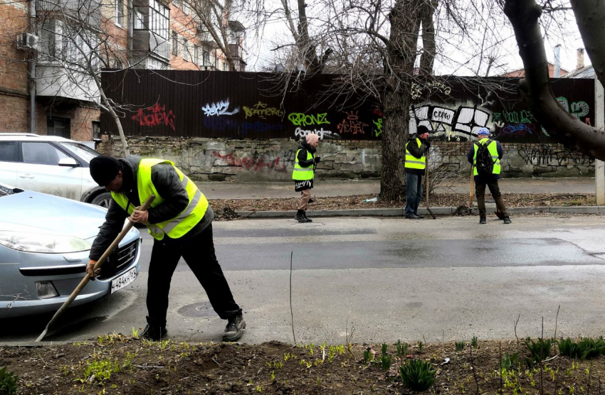 Таганрог оживает после зимы: днем и ночью идет уборка улиц 