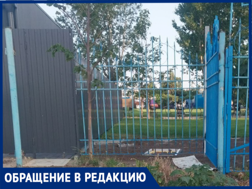 "Это же в море смоет!": в Таганроге возле аквапарка жители нашли кучу цемента и мусора